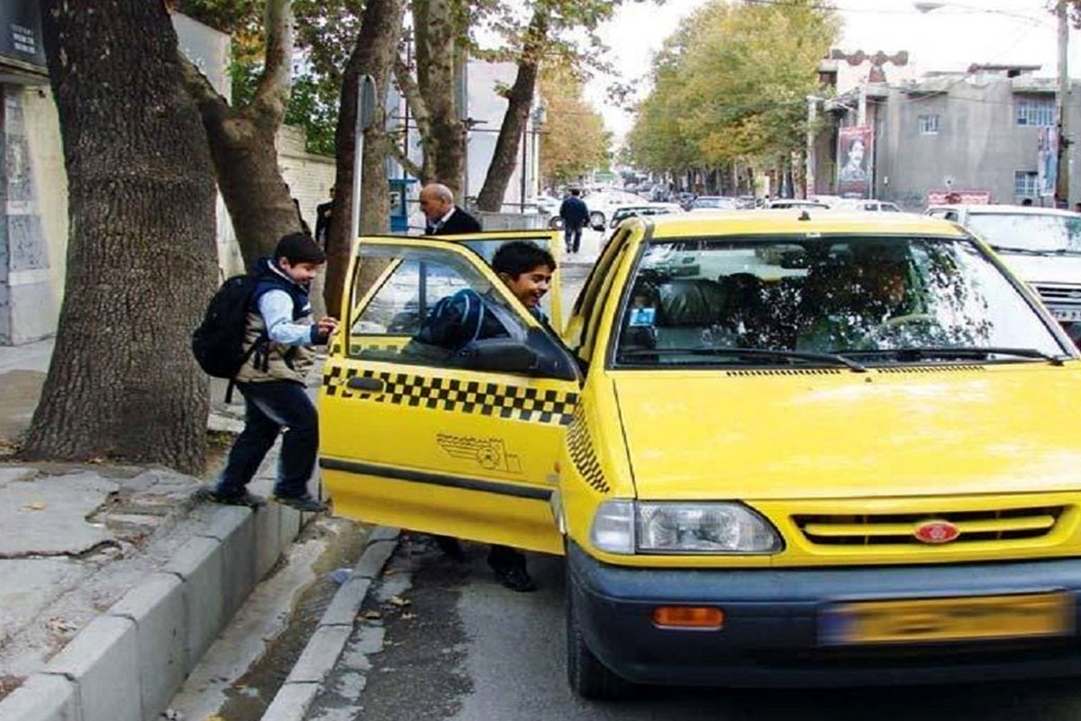 سرپرست سازمان مدیریت و نظارت بر تاکسی رانی شهرداری مشهد گفت: رانندگان متخلف و فاقدمجوز سرویس مدارس، در صورت دریافت نکردن مجوز‌های قانونی در مهلت مقرر، ازسوی این سازمان به عنوان راننده سرویس مدارس غیرمجاز به دستگاه قضایی معرفی می‌شوند و پاسخگوی نهاد‌های قضایی خواهند بود.
