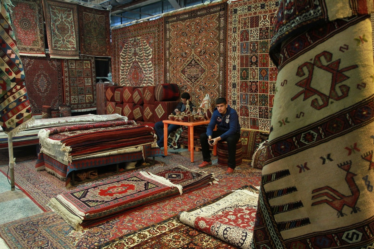 در گذشته‌ای نه‌چندان دور نام ایران مترادف بود با یک محصول صادراتی که هم هنر و هم کیفیت تولید ایرانی را در جهان به نمایش می‌گذاشت؛ فرش ایرانی یا پرشین کارپت.