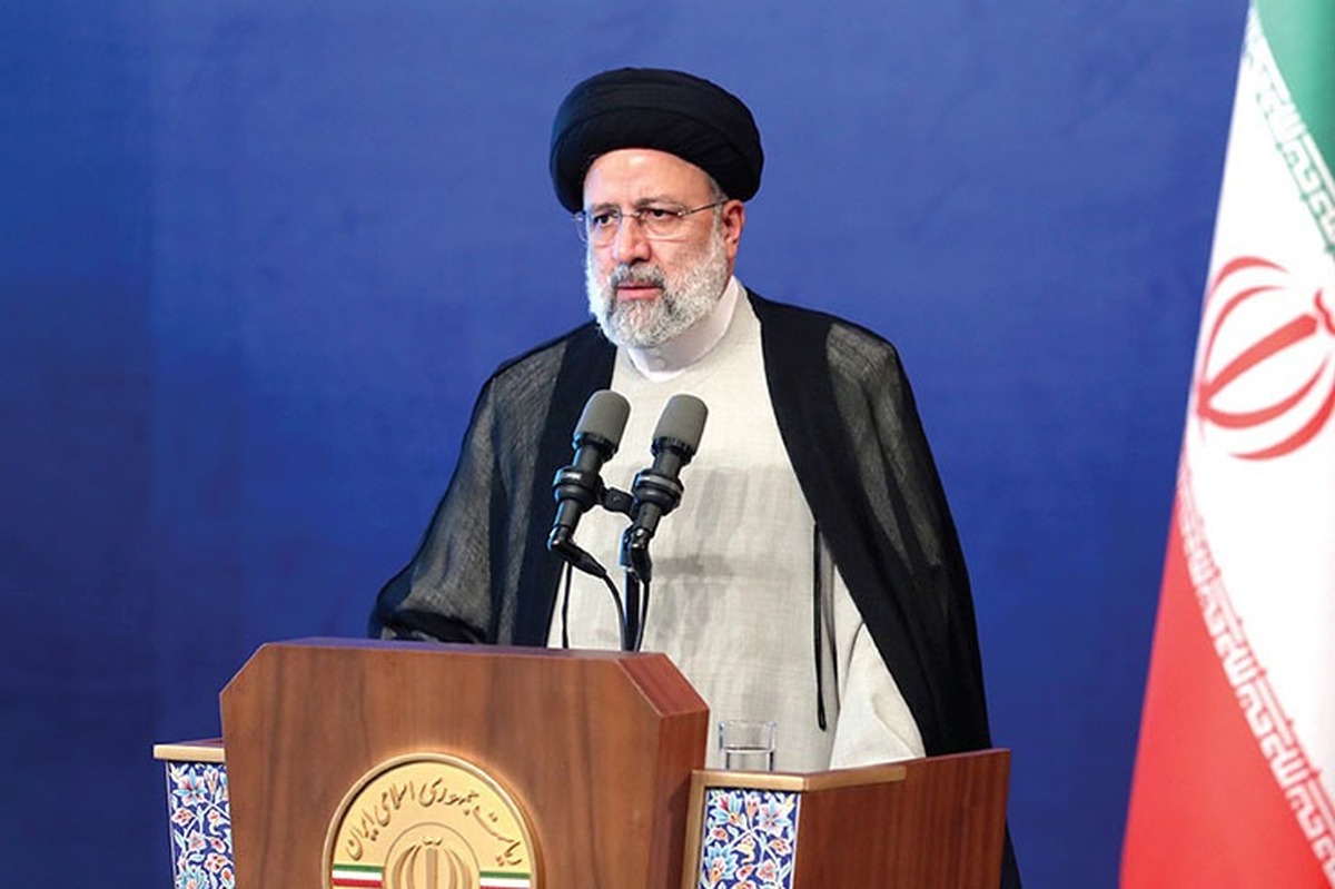 رئیس جمهور به سفرای جدید ماموریت داد تا با توجه به سیاست دولت مردمی برای توسعه تعاملات با کشورهای اسلامی، همسایه و همسو و مدیریت هوشمندانه و عزتمندانه روابط، همه امکانات را برای تقویت و تعمیق مراودات با کشورهای محل ماموریت‌شان به کار گیرند.