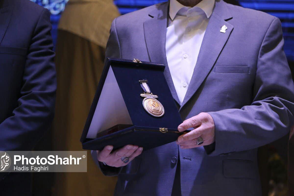 شب گذشته، ۱۱ دی‌ماه در اولین رویداد اعطای نشان مشهد که در سالن همایش‌های بین‌المللی شهدای سلامت برگزار شد در ۷ عرصه مختلف از جمله سلامت و ورزش، فرهنگی و هنری، اجتماعی، ایثار، شهادت ومقاومت، زیارت و خدمات زائر، علمی و فناوری، بهداشت و درمان به کار خود ادامه داد.