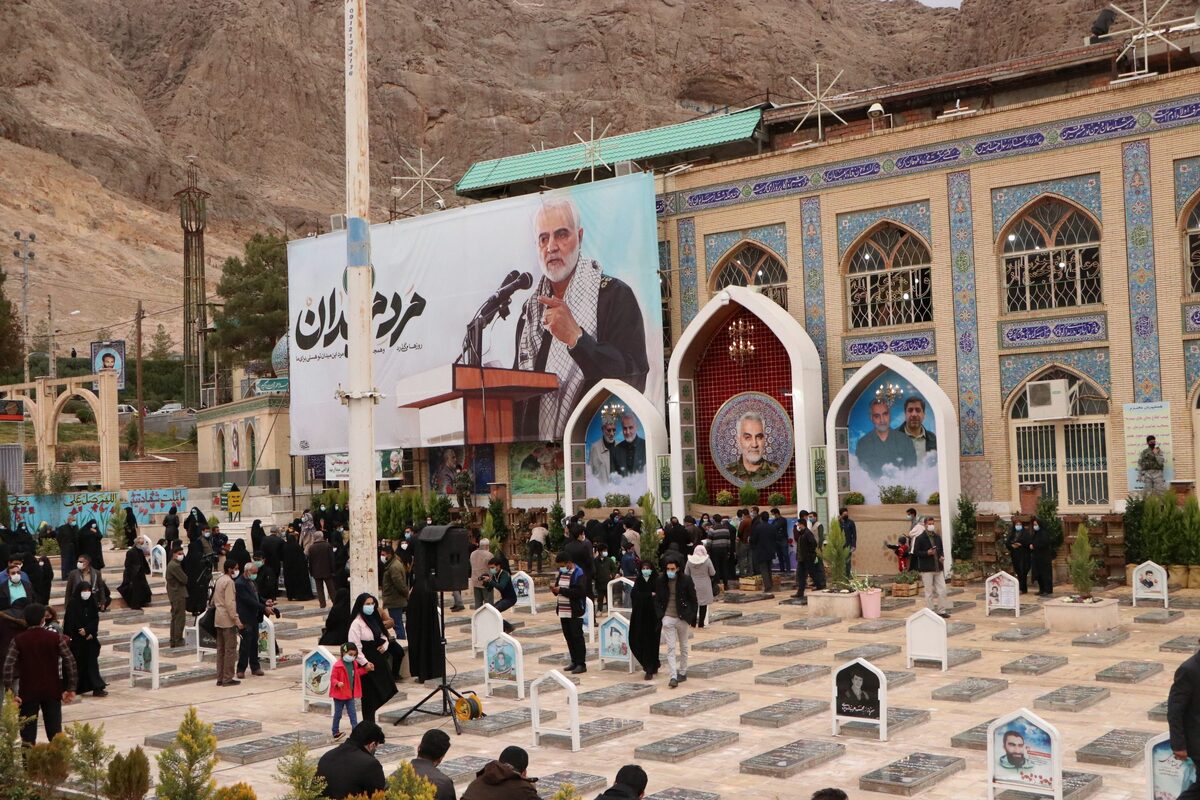 همزمان با ایام بزرگداشت مقام شهید حاج قاسم سلیمانی در کرمان، ۵۰۰ خادمیار رضوی میزبان زائران مزار آن شهید والامقام هستند.