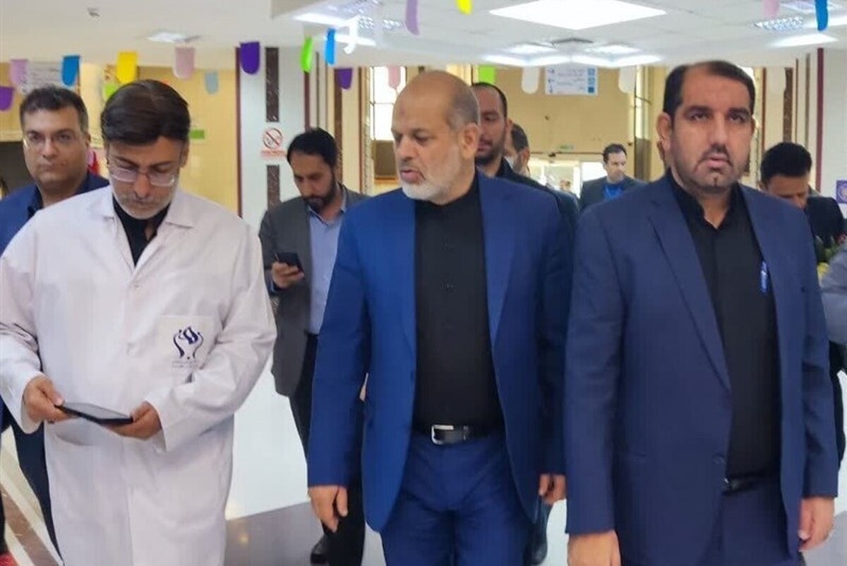 وزیر کشور با حضور در بیمارستان از مجروحان انفجار تروریستی کرمان عیادت کرد.