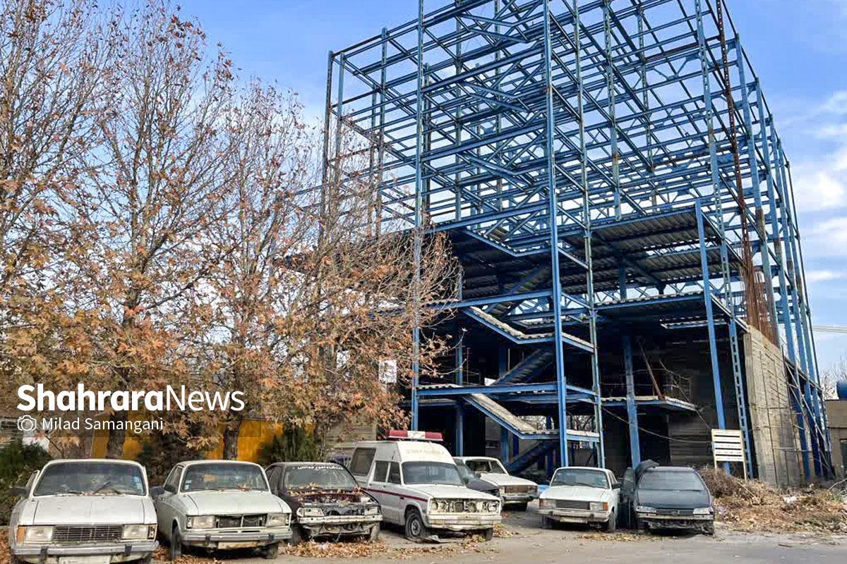گلایه‌هایی از جنس کفپوش نامناسب، تهویه نامطلوب و حضور خودرو‌های  اسقاطی در محوطه سالن باغبان باشی.