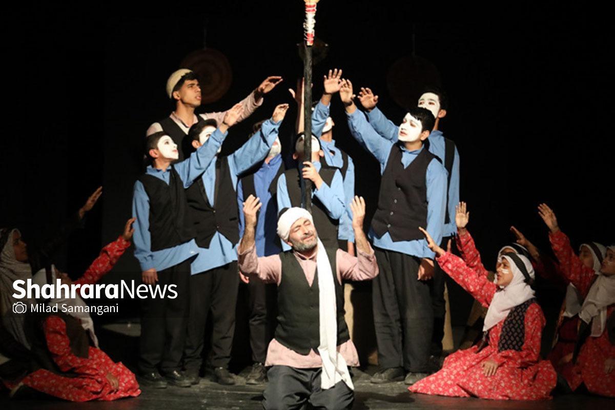 «یک کوزه آب» به باور نگارنده در ارتباط با مخاطب نمره قبولی می‌گیرد و او را در لحظات گوناگون یا داستان نمایش همراه می‌کند، اما ایجازگویی بیش از اندازه بلای جان این نمایش شده است.
