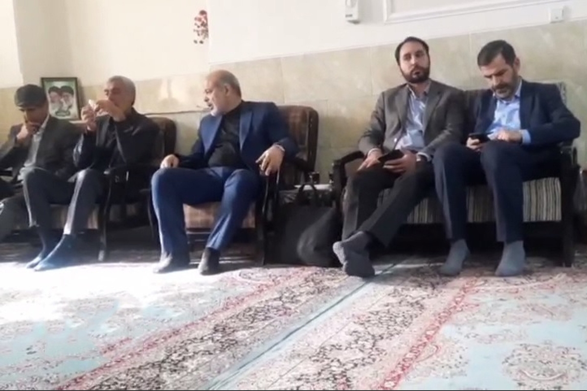 وزیر کشور با خانواده شهید عادل رضایی، مداح اهل بیت و از شهدای عملیات  تروریستی گلزار شهدای کرمان دیدار کرد.