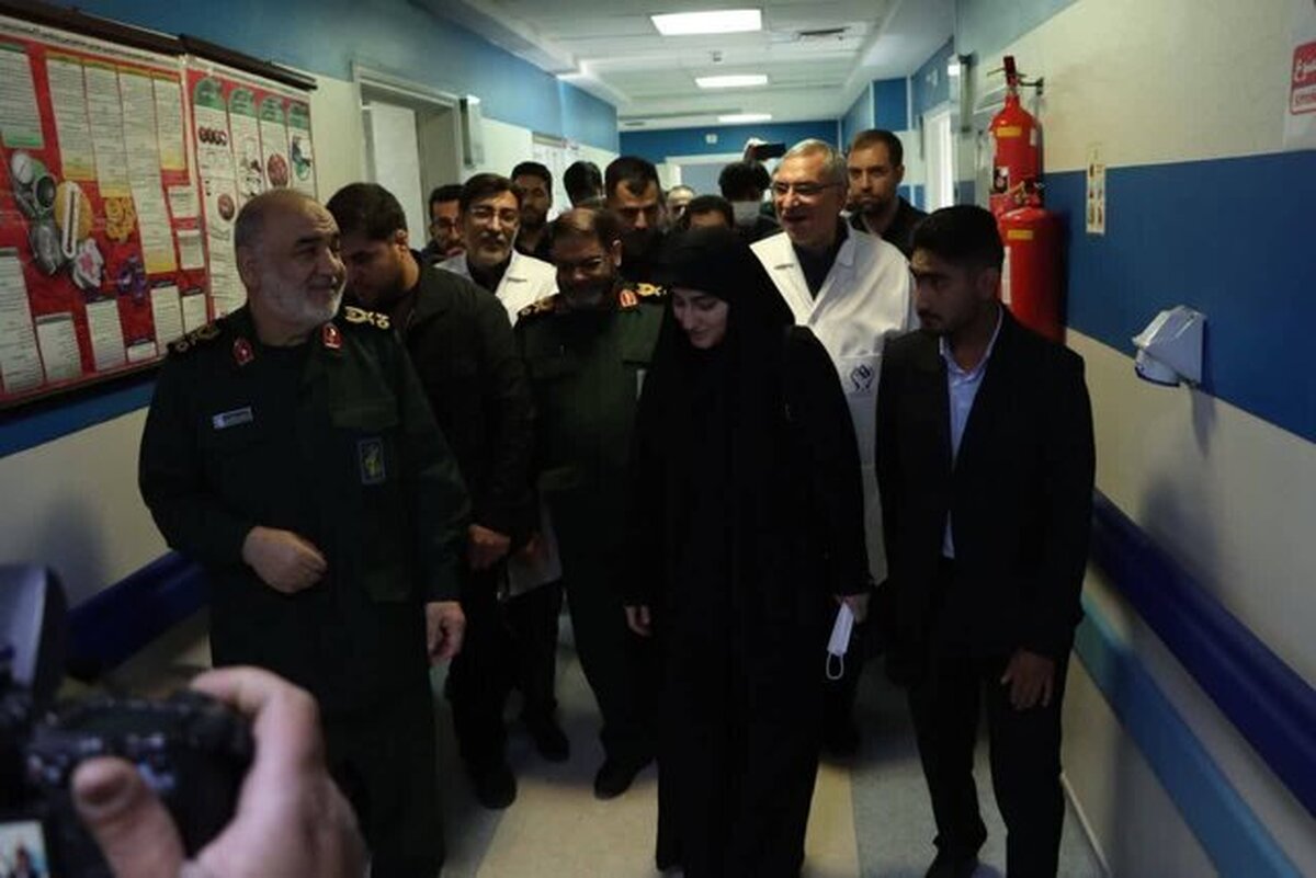 عیادت فرمانده کل سپاه و زینب سلیمانی از مجروحان حادثه تروریستی گلزار شهدای کرمان