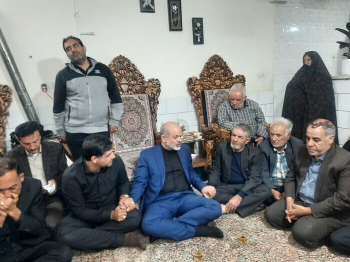 احمد وحیدی به دیدار خانواده سلطانی نژاد رفت که در مسیر زائران گلزار شهدای کرمان موکب داشتند و در نتیجه انفجار، هشت عضو خانواده به شهادت رسیده و ۲ تن نیز مجروح هستند.