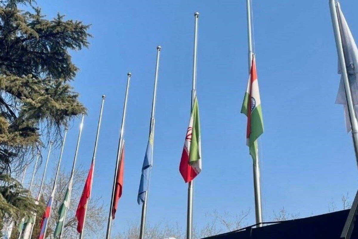 به احترام شهدا و قربانیان حادثه تلخ تروریستی زائران گلزار شهدای کرمان و حاج قاسم سلیمانی دبیرخانه سازمان همکاری شانگ‌های پرچم سازمان و اعضا را به حالت نیمه برافراشته درآورد