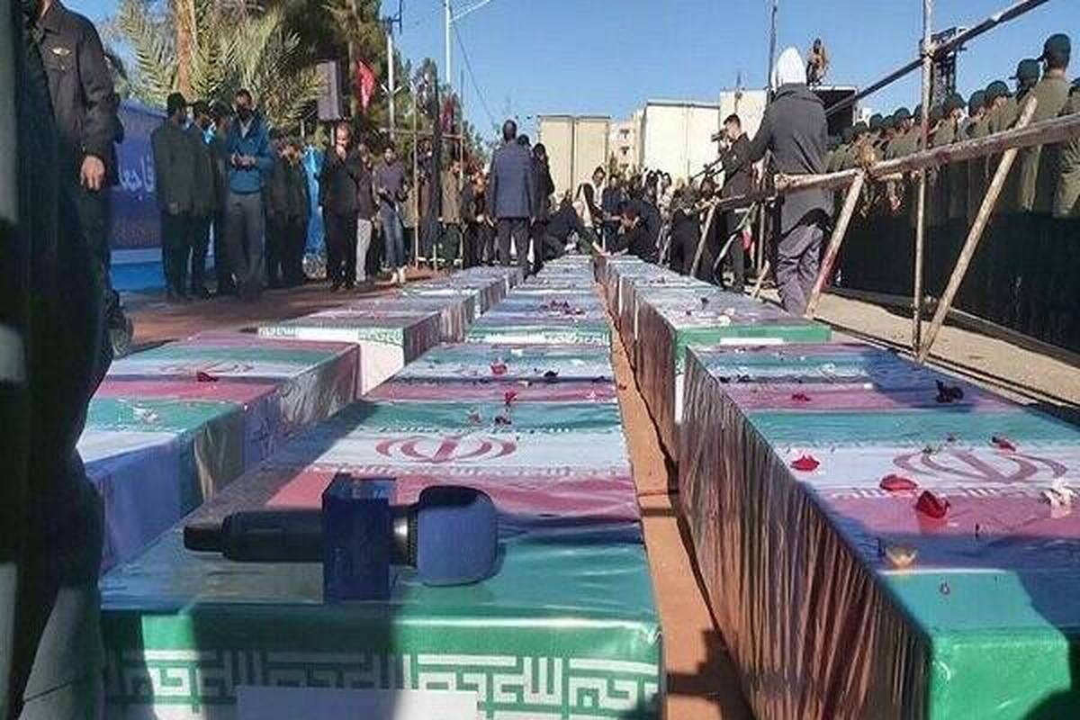 امروز جای ۲۰ دانش‌آموز در مدرسه خالی‌است؛ دانش‌آموزانِ جنایت تروریستی کرمان که بار دیگر ثابت کردند نوجوانان و دانش‌آموزان، اسطوره رشادت و ایثار هستند و با وجود سن کم، ایمانی قوی و روحیه شهادت‌طلبی دارند.