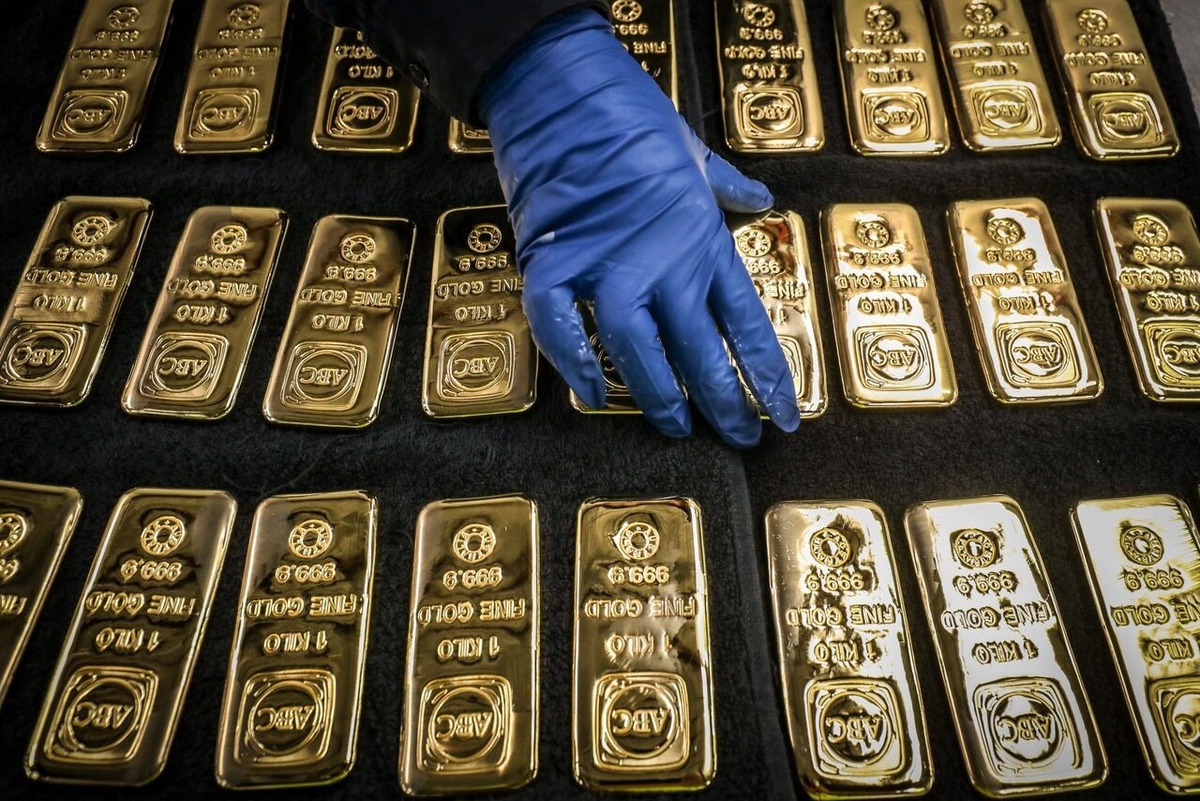 بانک مرکزی ضوابط جدید واردات طلا را ابلاغ کرد که با انتقاد کارشناسان روبه‌رو شد.