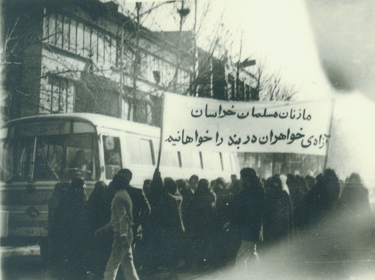 حسینیه نخودبریز‌ها که روزی محل شروع راهپیمایی زنان مشهد بود حالا به بانوان خدمت‌رسانی می‌کند.