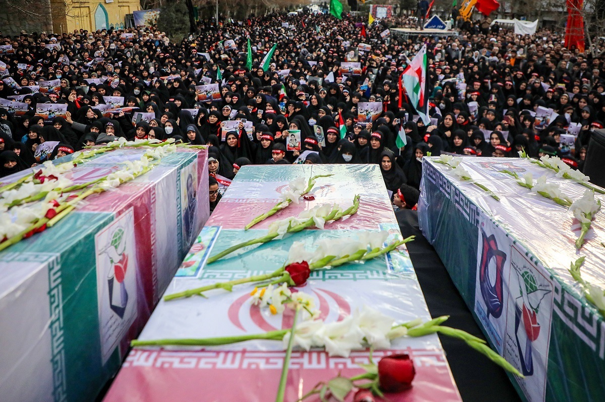 همه ناراحت رفتن این مادر هستند. هم برای خودش هم دخترش و دردناکی قصه آنجاست که هنوز فرزندان شهیده فاطمه دهقانی از ماجرا خبر زیادی نداشتند تا امروز.