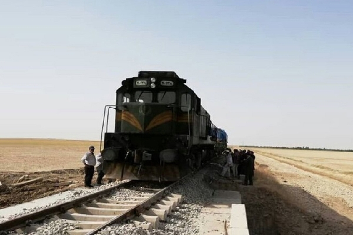 مدیر پایانه ریلی سرخس گفت: وقوع طوفان شن و شن زدگی روی ریل خط آهن، موجب لغو حرکت قطارهای باری و مسافربری عصر و شامگاه دوشنبه و لغو حرکت قطار مسافری سرخس - مشهد فردا سه شنبه شد.