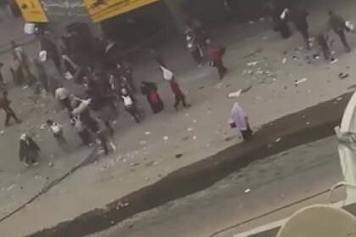 یک زن آواره اهل غزه در حالی که با گروهی از افراد در حال حرکت بود و پرچم سفید در دست داشت، هدف قرار گرفته و به شهادت رسید.