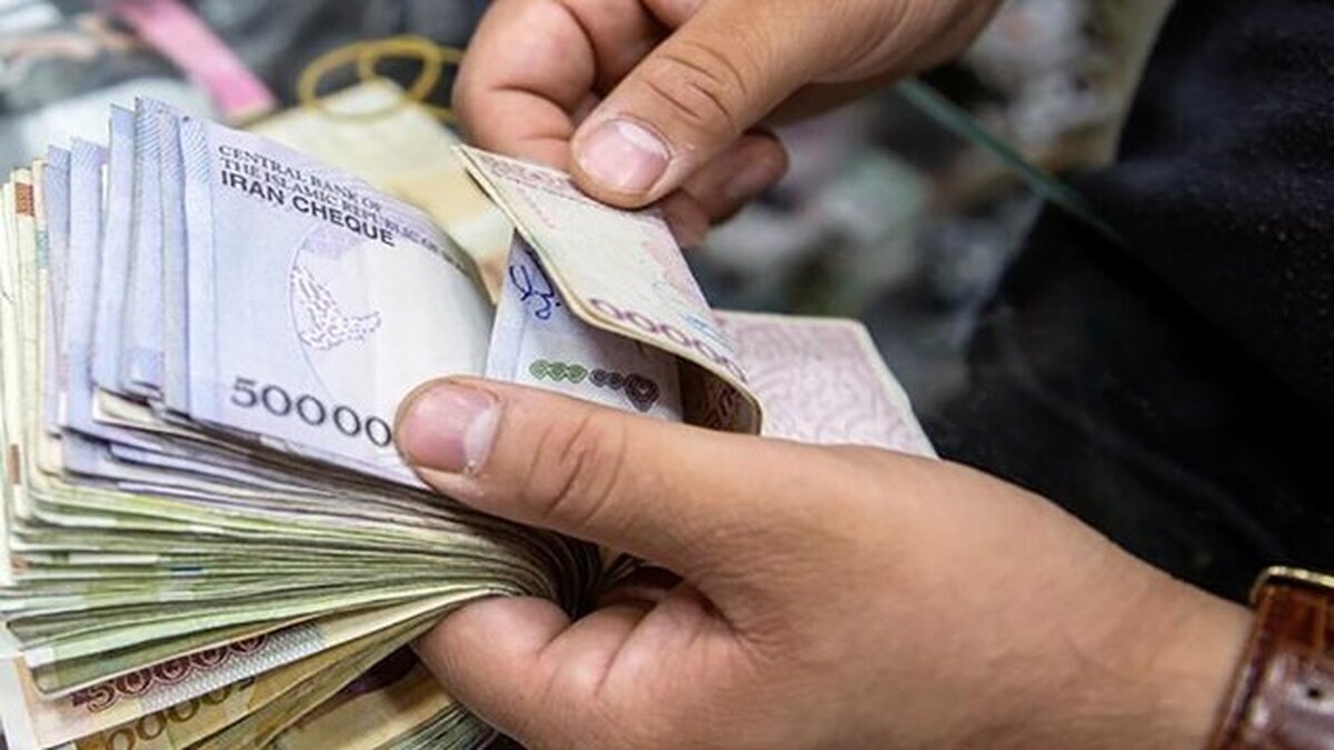 عیدی کارمندان و کارگران یکی از مزایایی است که برای این افراد در نظر گرفته شده است. این مبلغ به عنوان کمک خرجی برای ایام عید در نظر گرفته شده است و معمولا در اواسط تا اواخر اسفند ماه به حساب افراد واریز می‌شود.