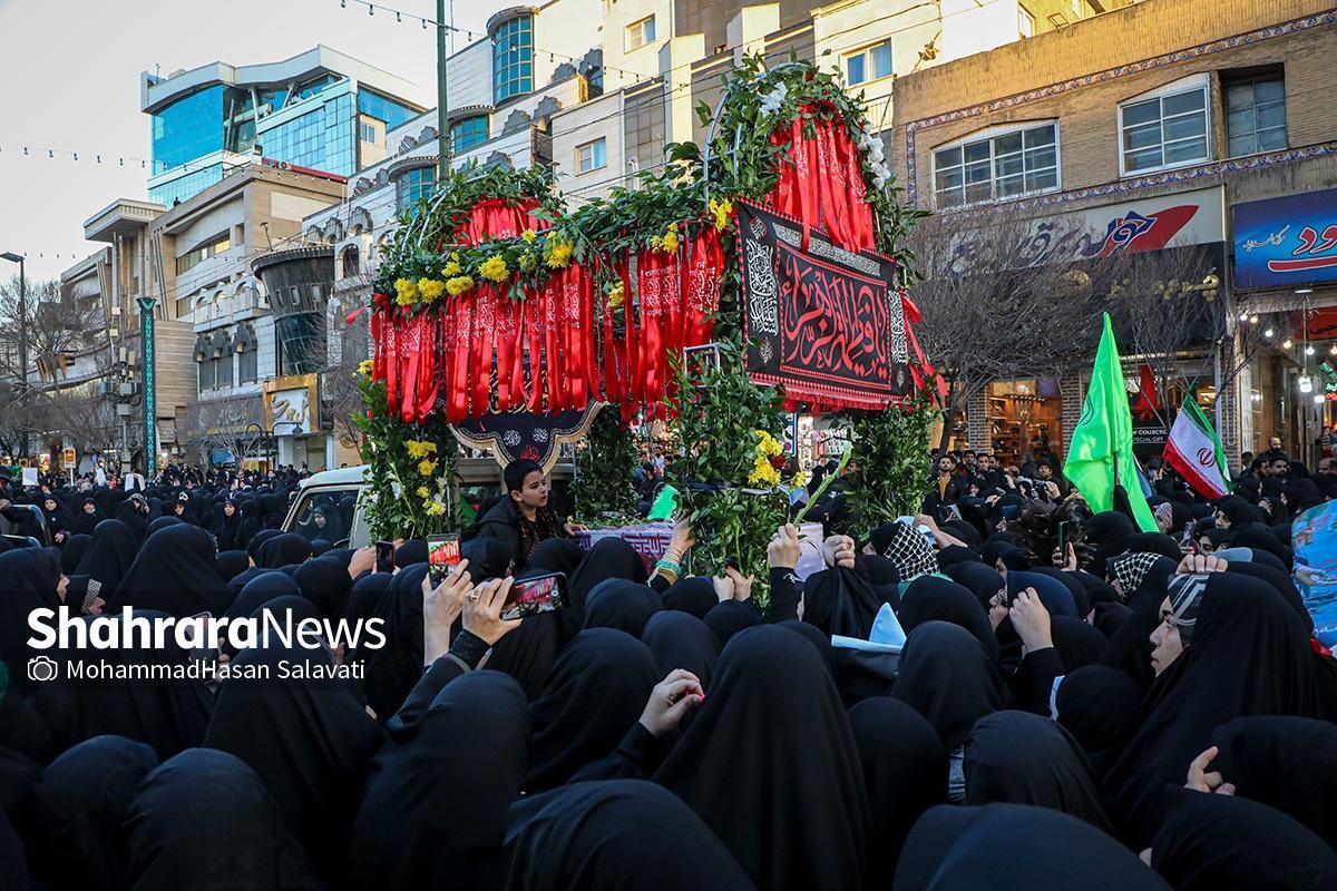 مراسم وداع با پیکر شهیده فاطمه دهقان که در عملیات ترور کور دشمنان در کرمان به شهادت رسیده بود، با حضور مردم مشهد برگزار شد.