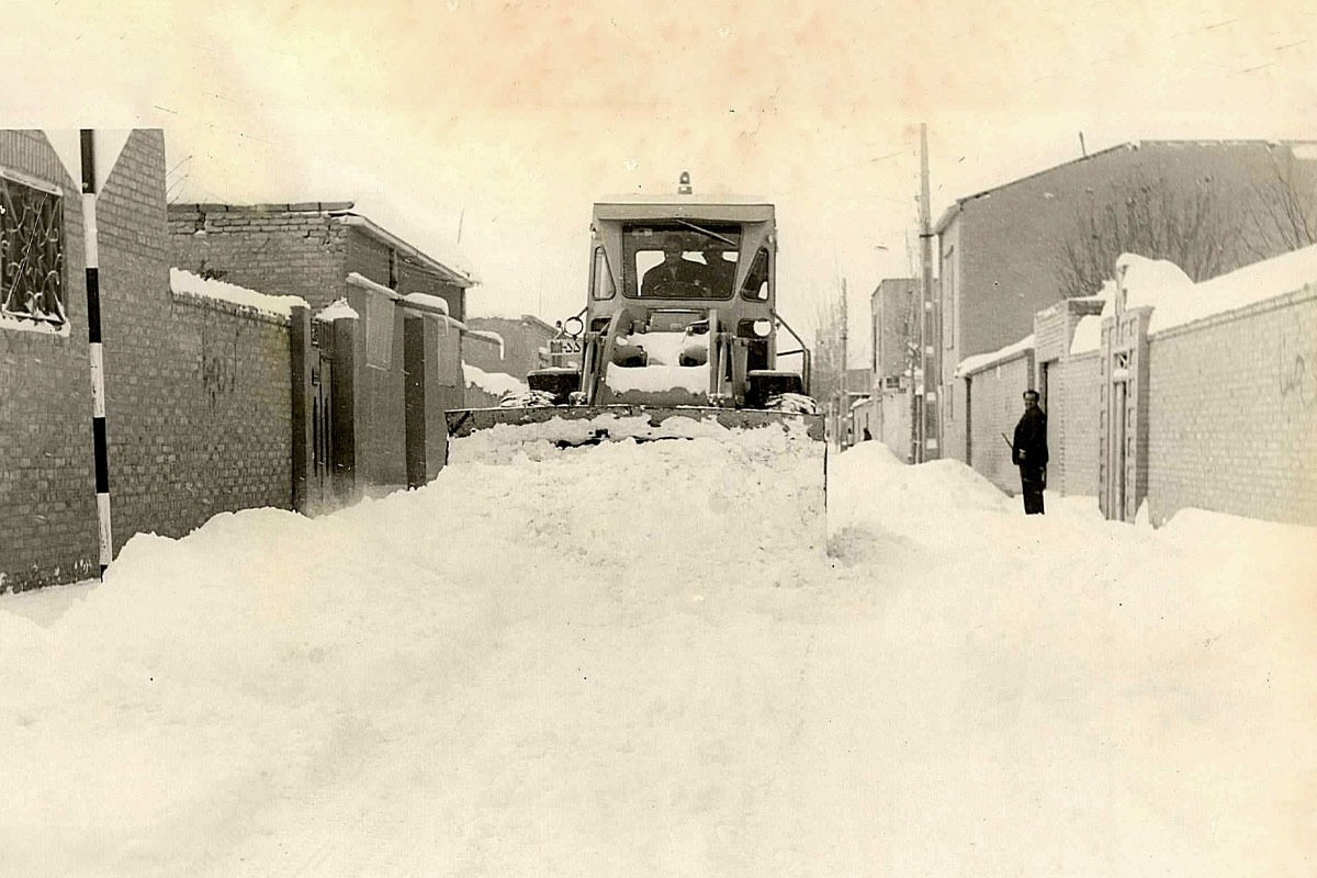 سال‌هاست که در مشهد دیگر از آن زمستان‌های پربارش خبری نیست. اهمیت برف‌روبی هم به همان میزان کم شده است. صحبت امروز ما درباره خاطرات برفی نیست. اتفاقا امروز می‌خواهیم به‌سراغ دردسر‌های برفی شهر برویم و درباره روند تغییر برف‌روبی سنتی به مکانیزه حرف بزنیم.
