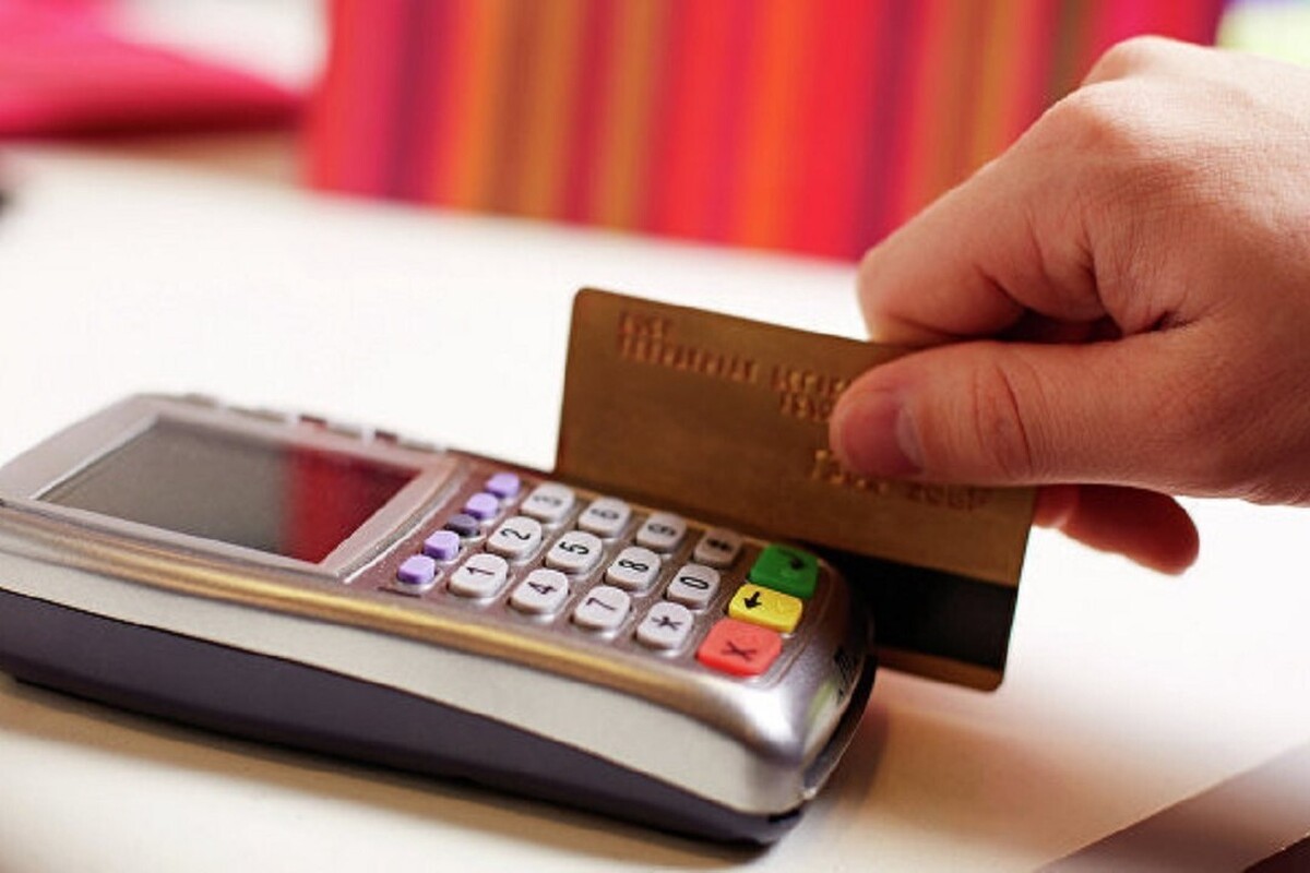 خبرنگار صداوسیما در نقش میوه‌فروش، کارت بانکی مردم را به راحتی کپی‌ کرد.