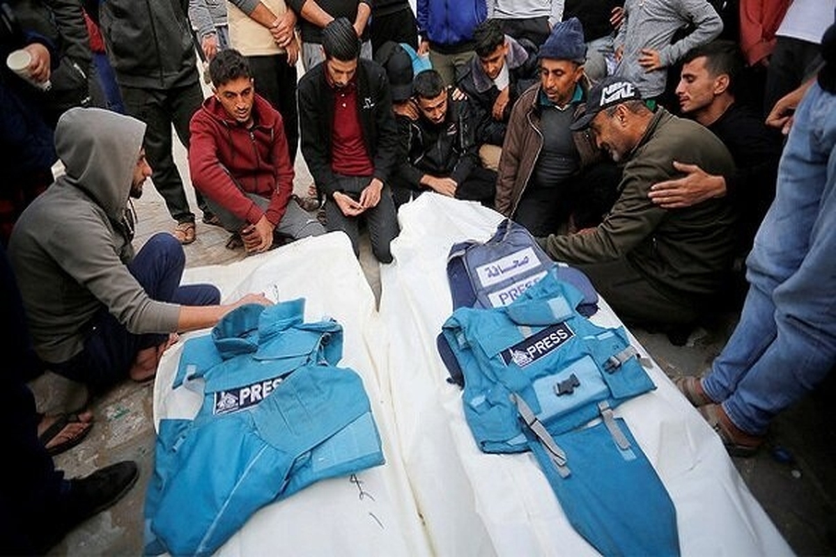 منابع فلسطینی گزارش دادند که از ابتدای جنگ غزه تاکنون ۱۰۰خبرنگار فلسطینی در حمله های رژیم صهیونیستی به شهادت رسیده اند.