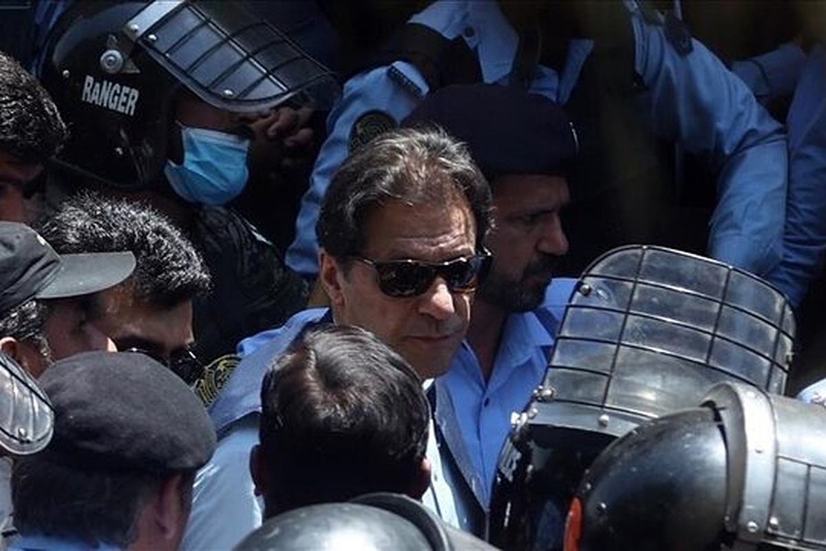 دادگاهی در پاکستان عمران خان و همسرش را در پرونده‌های اختلاس مربوط به نگهداری هدایای دولتی در زمانی که نخست وزیر بوده، متهم کرده است.