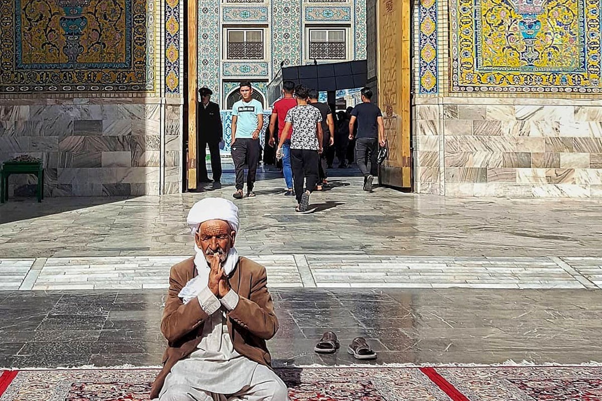 وقتی باهم حرم می‌رفتیم، می‌رفت یک گوشه می‌ایستاد، دوبار زیارت امین‌ا... می‌خواند، یکی از طرف خودش و یکی به نیابت از اموات و حالا من هر وقت حرم می‌روم، سه‌بار زیارت امین‌ا... می‌خوانم که یکی از آن‌ها به نیابت از پدر‌بزرگ است.