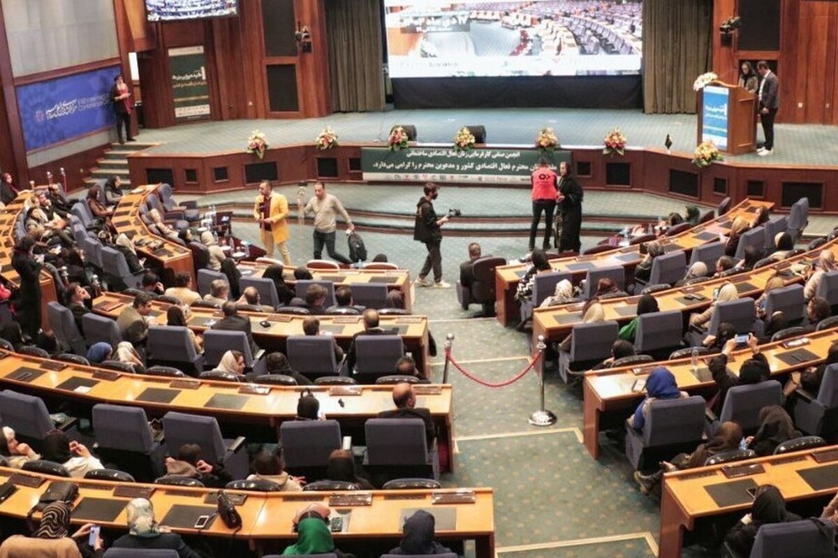نخستین گردهمایی بزرگ زنان فعال اقتصادی کشور با حضور ۵۰۰ نفر از بانوان تاثیرگذار در اقتصاد کشور برگزار شد.