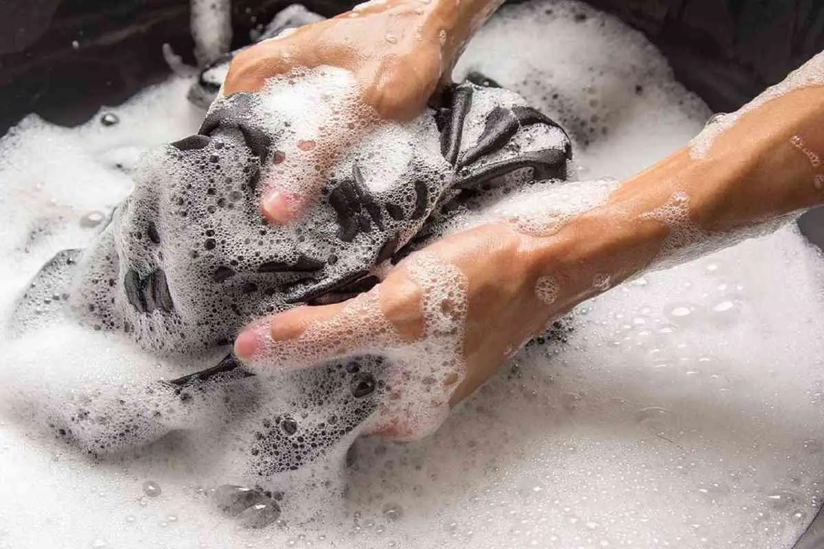 لباس‌های مشکی به دلیل رنگ تیره و براق خود، همواره از محبوبیت بالایی برخوردار بوده‌اند.