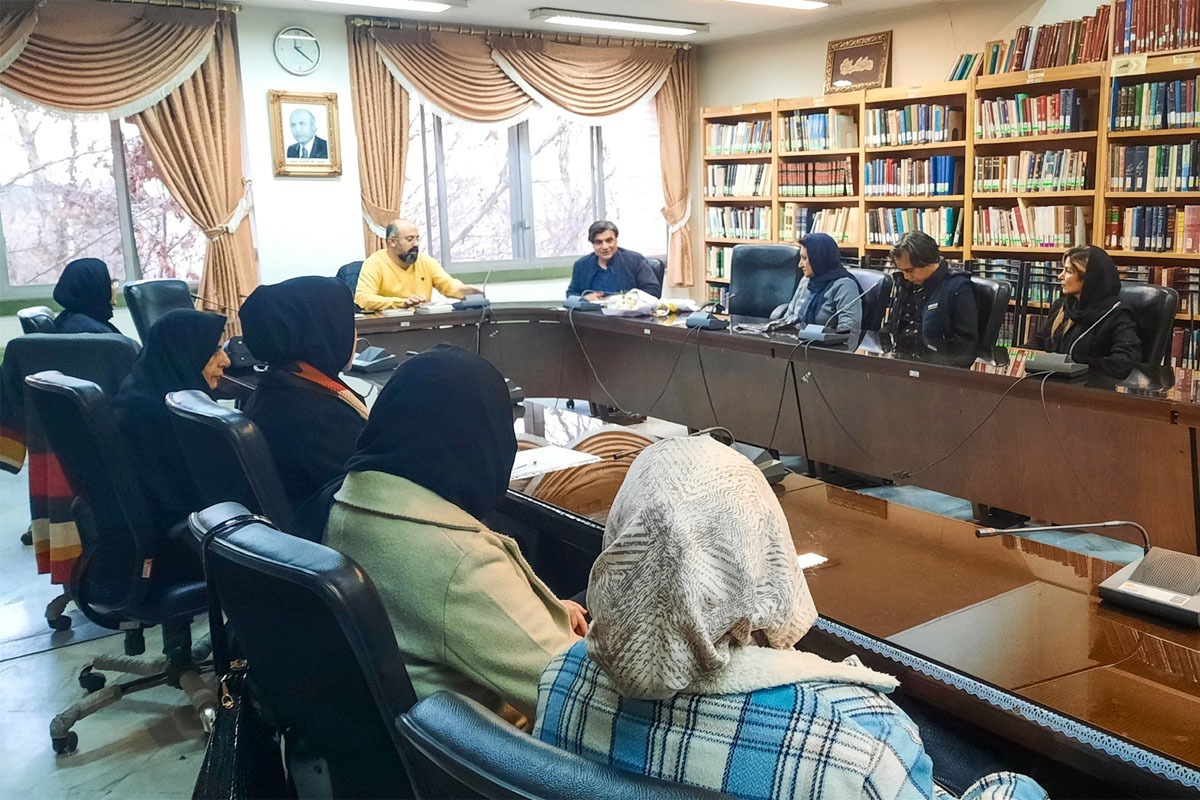 کتاب «پاییز از پاهایم بالا می‌رود» در دانشگاه فردوسی مشهد نقد و بررسی شد.