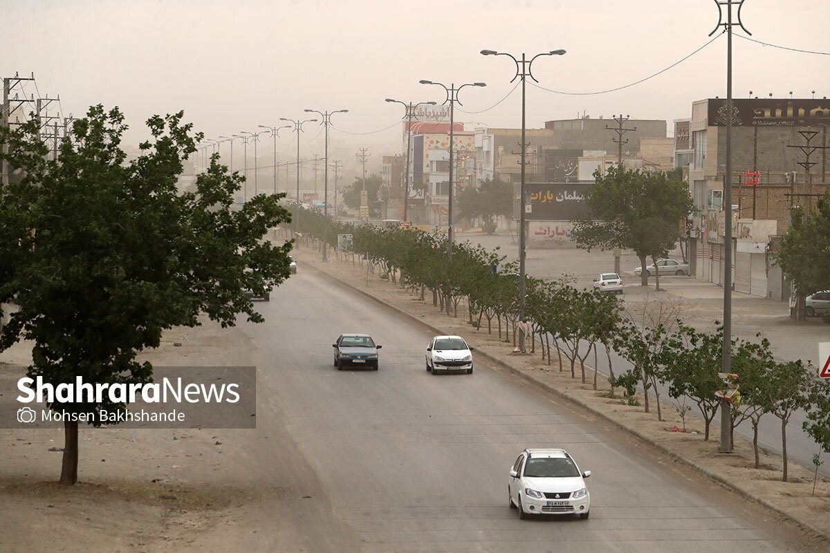 کارشناس مرکز پیش بینی هواشناسی خراسان رضوی گفت: وزش باد‌های توفان زا که از اوایل هفته جاری در نیمه شرقی استان آغاز شده است از اواخر ساعات امروز در این مناطق شدت می‌گیرد.