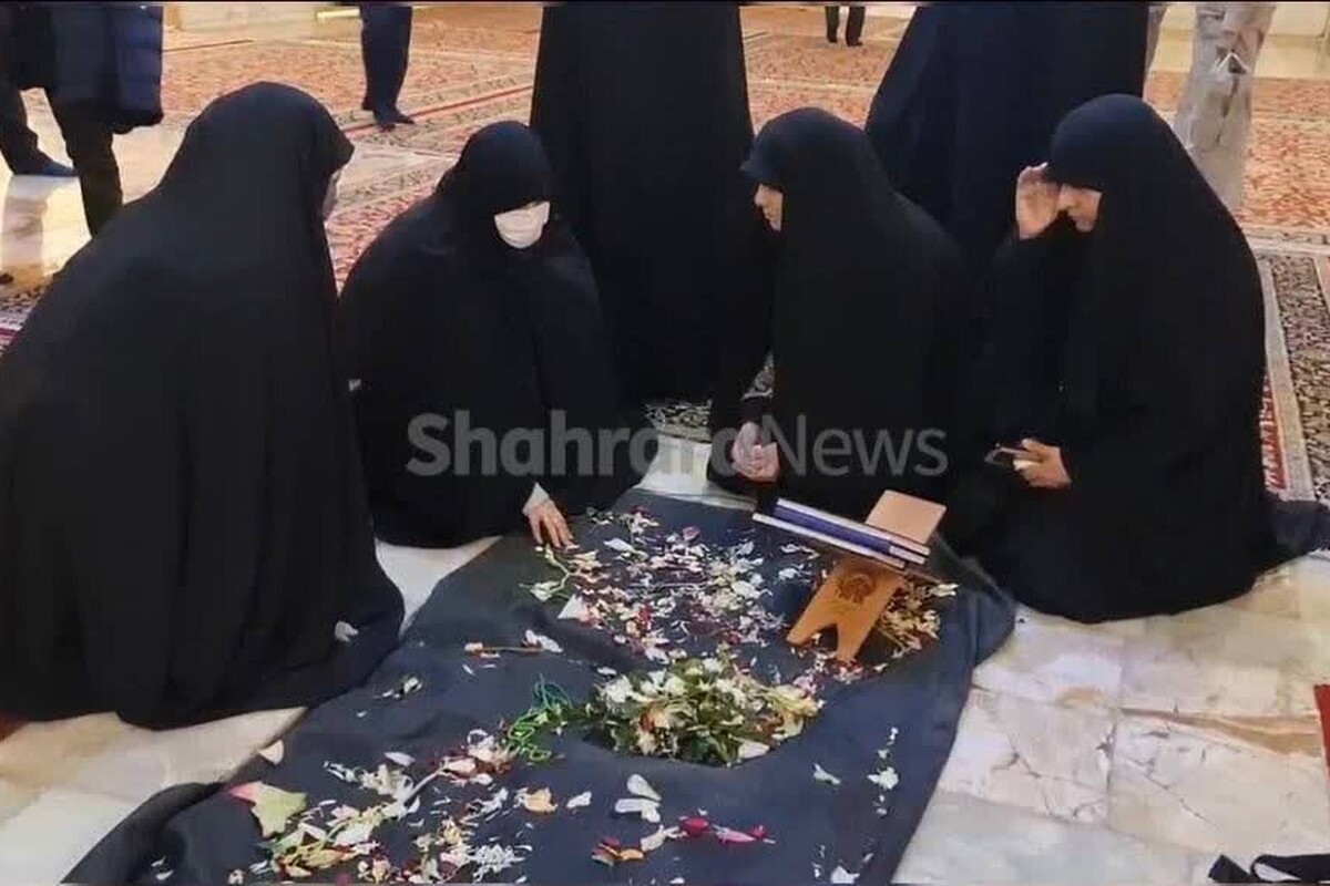 همسر رییس جمهور که به مشهد سفر کرده است، بر سر مزار دو بانوی شهید عملیات تروریستی کرمان حضور پیدا کرد.