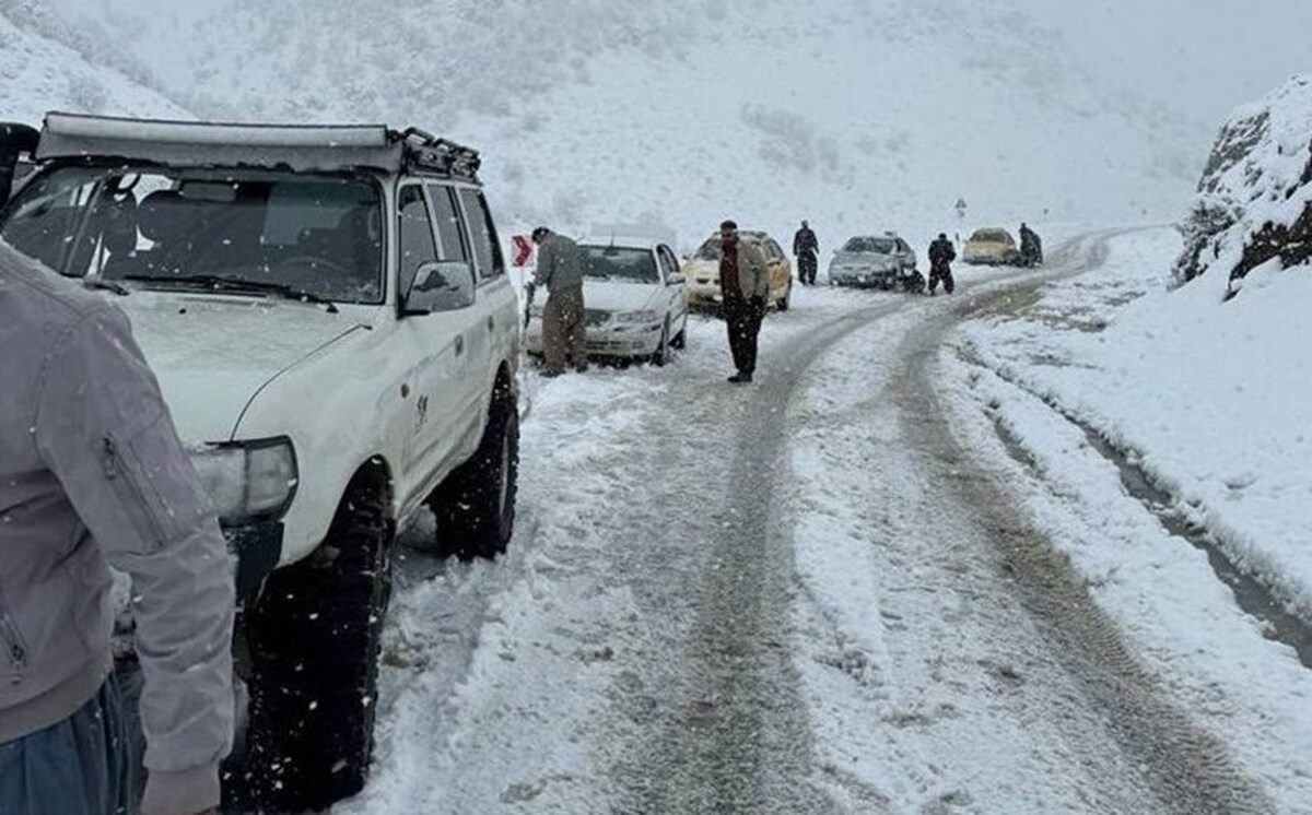 مسئول سالن عملیات مرکز مدیریت راه‌های کشور گفت:‌در برخی محورها باید خودروها با زنجیر چرخ تردد کنند.