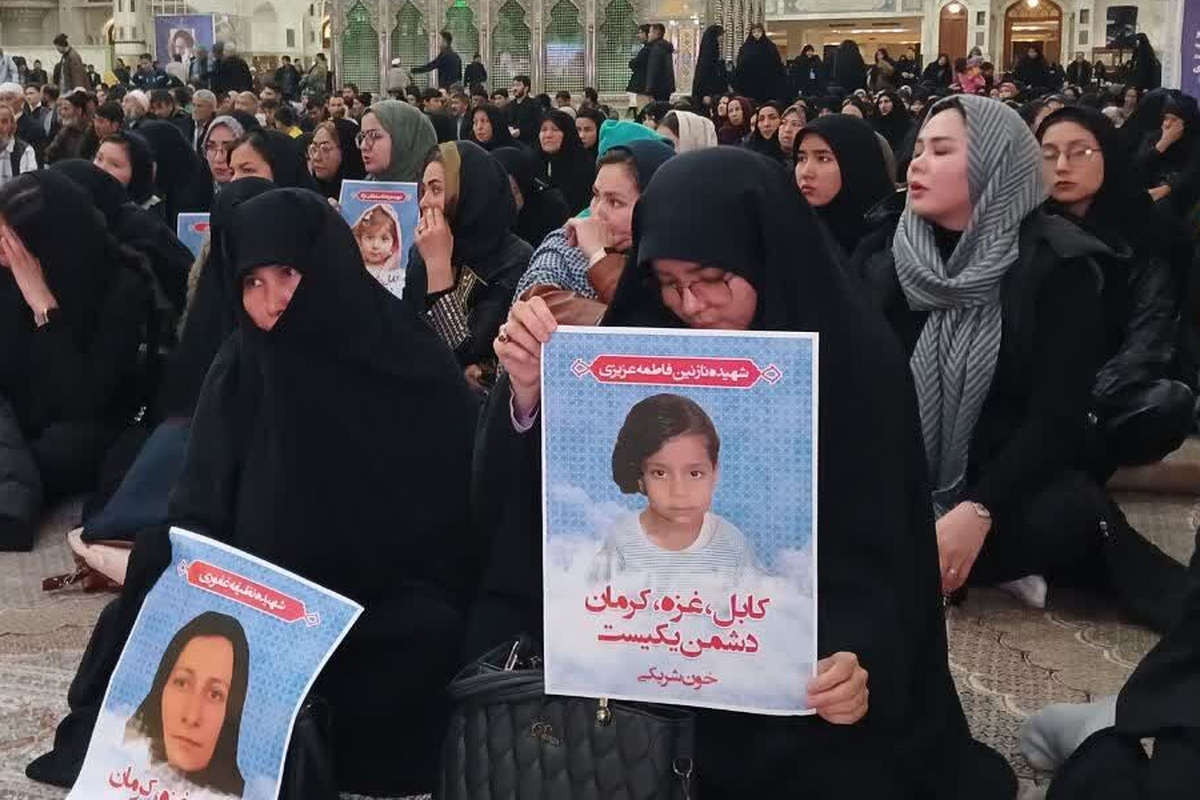 مراسم گرامیداشت شهدای مهاجر افغانستانی در حادثه تروریستی گلزار شهدای کرمان در حرم امام خمینی برگزار شد.