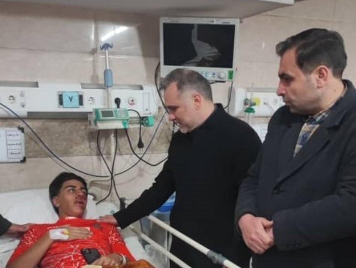 با اقدامات سریع پزشک تیم فوتبال سایپا، بازیکن جوان این تیم که در جریان بازی دچار ضربه شدید مغزی شده بود، از مرگ نجات یافت.
