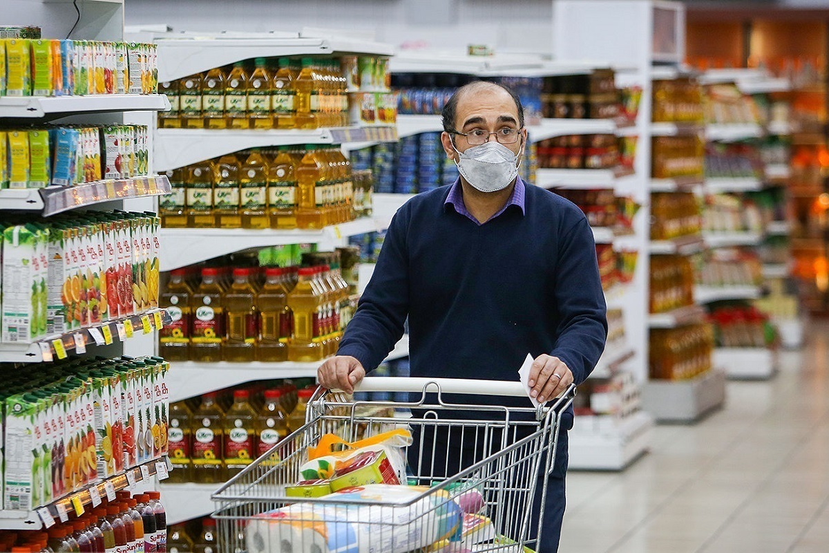 بررسی‌ها از آمار تورم خوراکی‌ها در آذر ماه نشان می‌دهد در سال ۱۴۰۲، یک کارگر سرپرست خانوار ۴ نفره برای تهیه یک سبد از حداقل اقلام خوراکی که اعضای خانواده‌اش مصرف می‌کنند، باید حدود ۶۵ درصد از درآمد خود را هزینه کند.