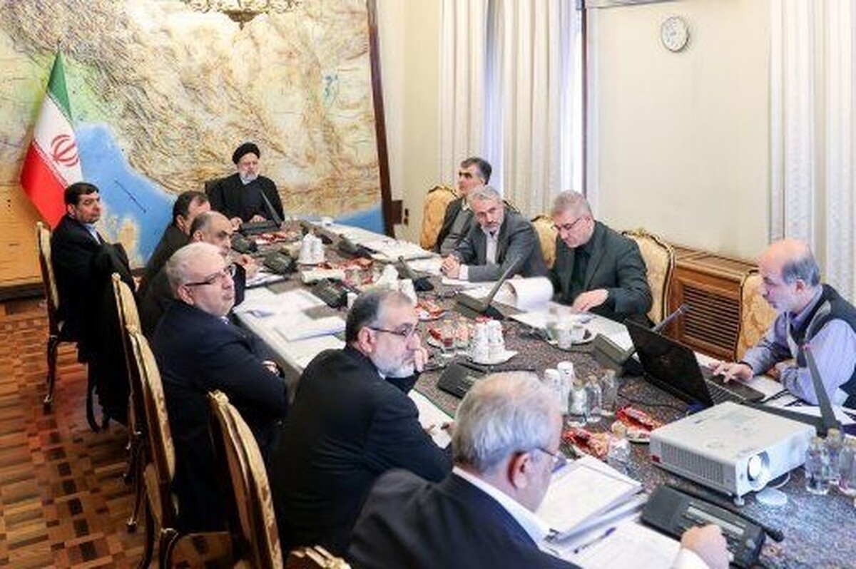 رئیس جمهور در نشستی با گروه وزرا و معاونان اقتصادی دولت، ضمن ارزیابی آخرین وضعیت واحدهای تولیدی کشاورزی و صنعتی و معدنی، مقرر کردند برای استمرار ارتقا و رشد تولید و بهبود عملکرد واحدهای تولیدی تدابیر و هماهنگی‌های لازم به عمل آید.