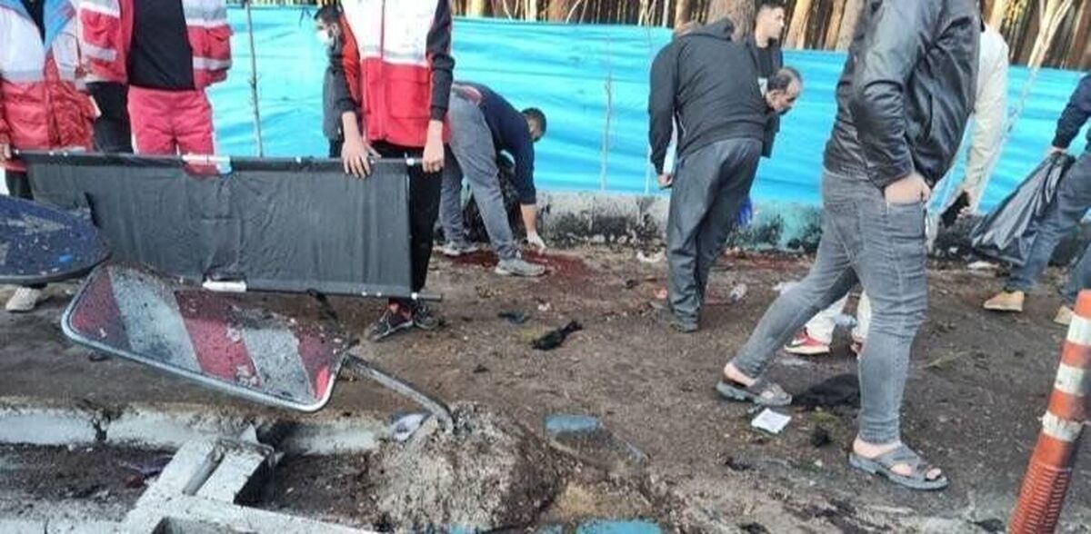 رییس اورژانس کرمان گفت: تعداد کل مجروحان حادثه تروریستی بستری در بیمارستان‌های شهر کرمان تا ساعت ١٨ امروز به ۲۲ نفر کاهش یافته است.