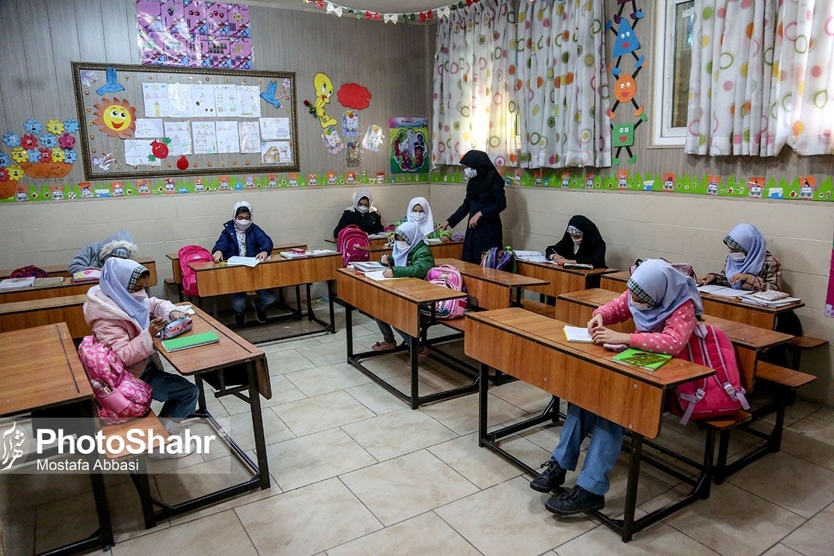 رئیس کمیسیون آموزش و تحقیقات مجلس شورای اسلامی با بیان این‌که یک میلیون معلم در حال رتبه‌بندی هستند، گفت: با رتبه‌بندی معلمان حقوق آن‌ها از ۳ تا ۷ میلیون تومان افزایش پیدا کرده است که به طور کلی هر معلم مشمول رتبه‌بندی ۳۰ درصد حقوقش مربوط به رتبه‌بندی می‌شود.