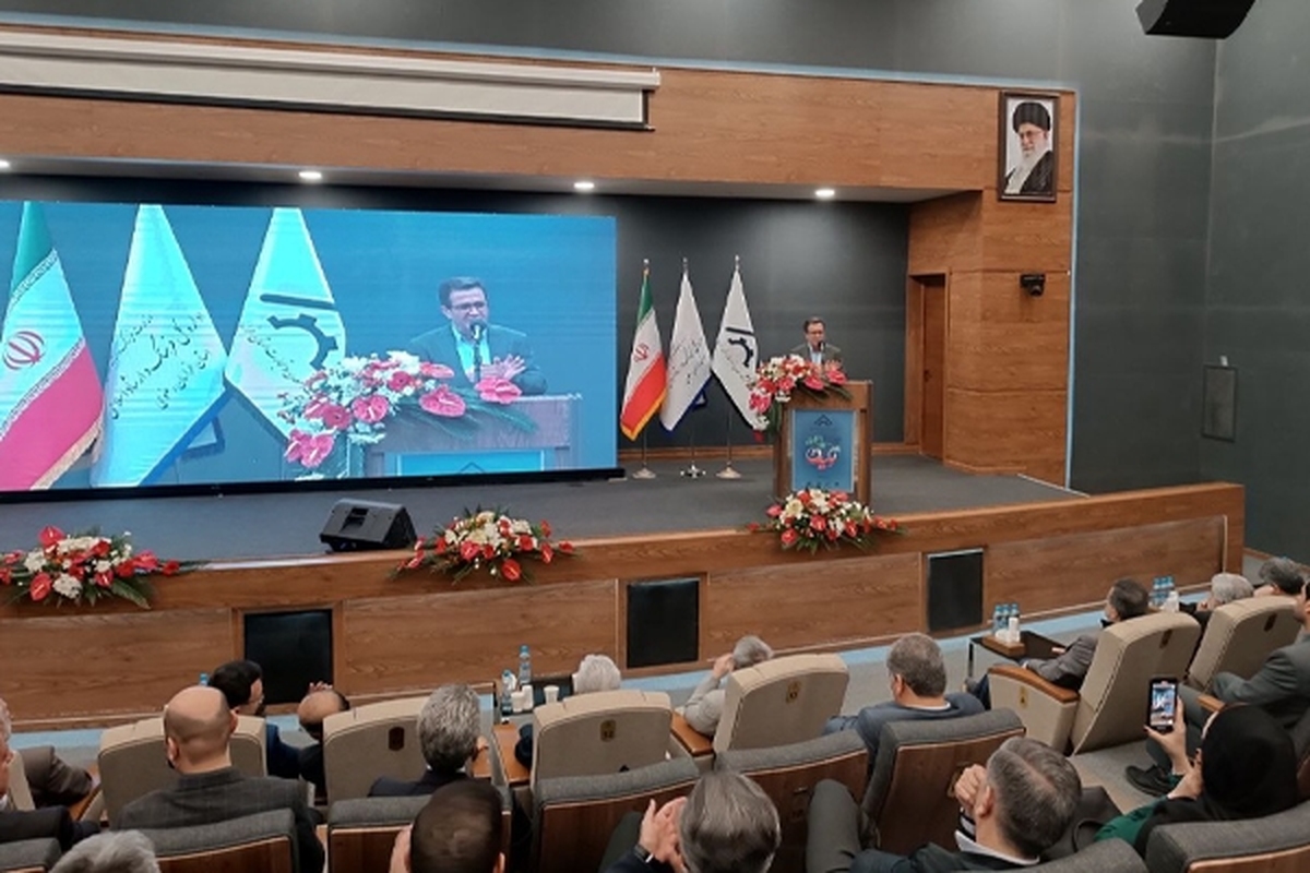 مدیرکل صمت خراسان رضوی گفت: ۴۴ واحد صنعتی در سال جاری شاهد رشد بیش از ۳۰ درصدی در تولید و صادرات بوده و رینگ‎سازی با ۸۷ درصد، پارچه‌های مخمل و رومبلی با ۳۰۰ درصد و صنایع دارویی با ۴۵ درصد از جمله این صنایع پویا و فعال در استان هستند.