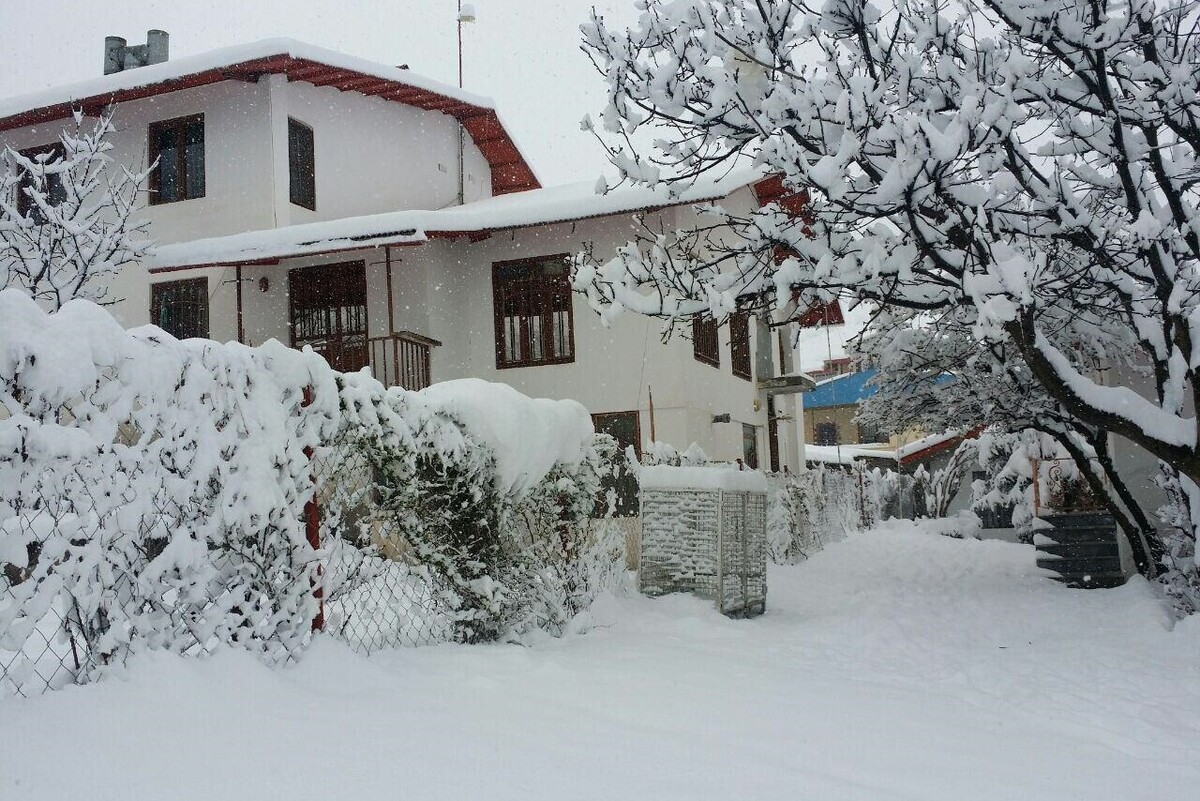 ویدئویی از بارش برف زمستانی در روستای جواهرده رامسر را مشاهده می‌کنید.