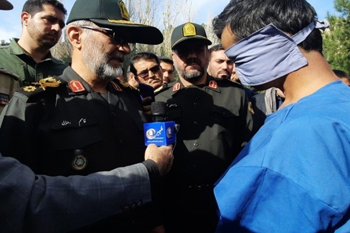 جانشین فراجا در سفر به زاهدان از دستگیری ۲ نفر سارق مسلح بانک سپه شهید شوشتری در زاهدان خبر داد.