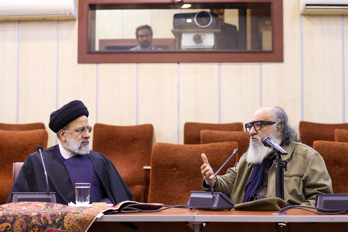 رئیس جمهوردر دیدار با دست‌اندرکاران جشنواره فیلم فجر گفت: تمدن ایرانی اسلامی داشته‌های فرهنگی، هنری و ادبی ارزشمندی دارد که یکی از موثرترین روش‌های ارائه آن به دنیا به تصویر کشیده شدن این داشته‌ها در قالب سینماست.