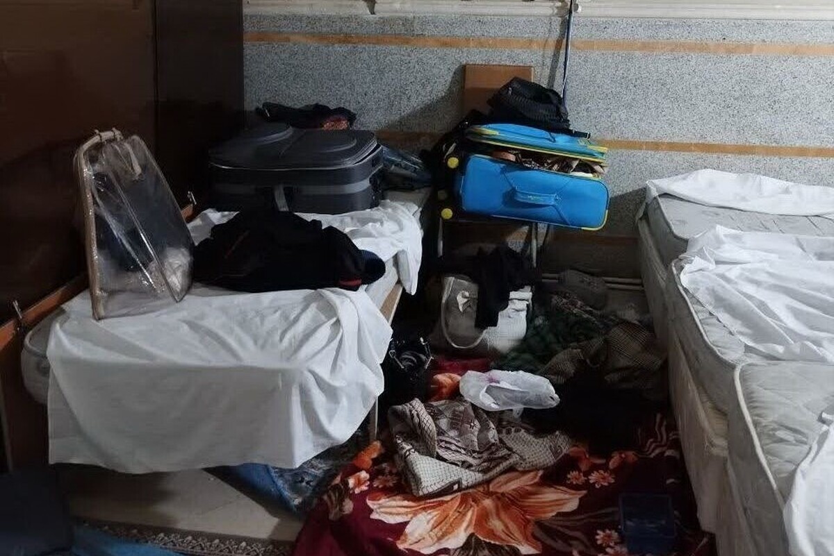 معاون عملیات آتش نشانی مشهد گفت: نشت گاز مونوکسیدکربن در زیرزمین یک هتل آپارتمان در محدوده حرم مطهر رضوی امروز، چهارشنبه منجر به مسمومیت ۱۷ نفر از مسافران شد.