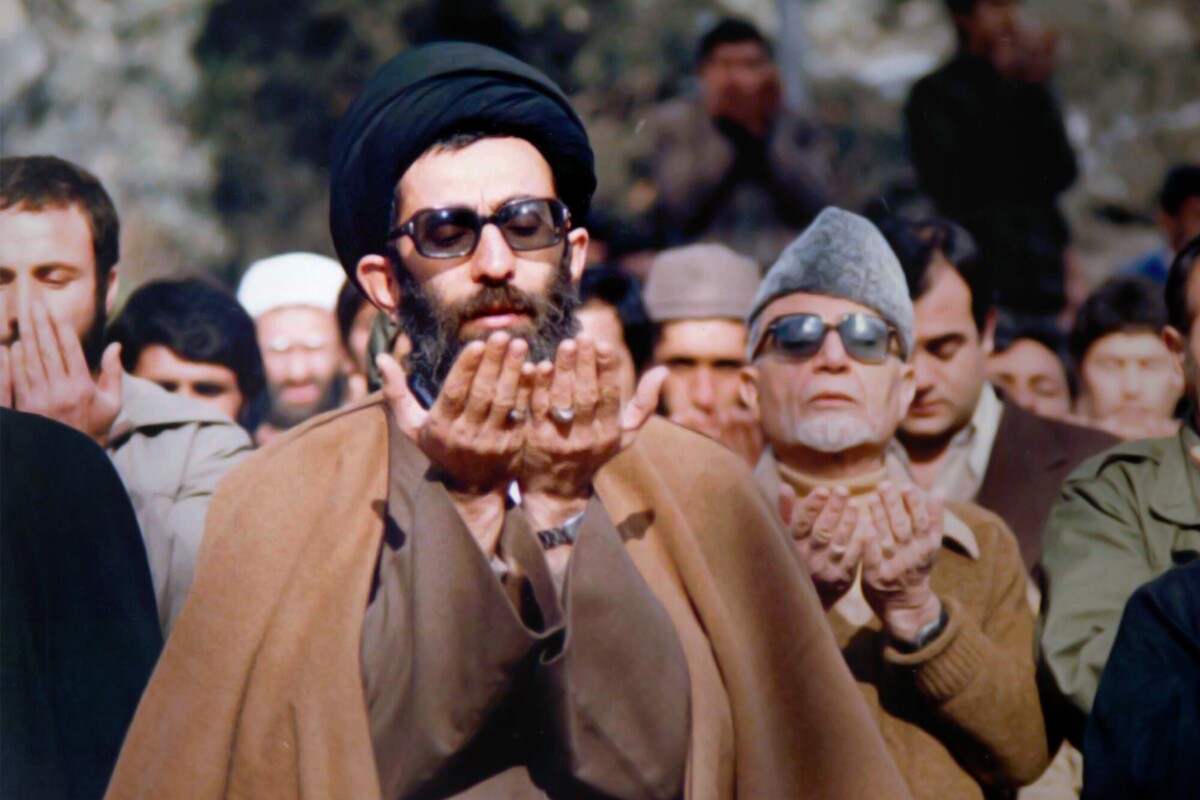 ۲۸ دی ۱۳۵۸، نخستین نماز جمعه به امامت حضرت آیت‌الله سید علی خامنه‌ای در دانشگاه تهران برگزار شد.