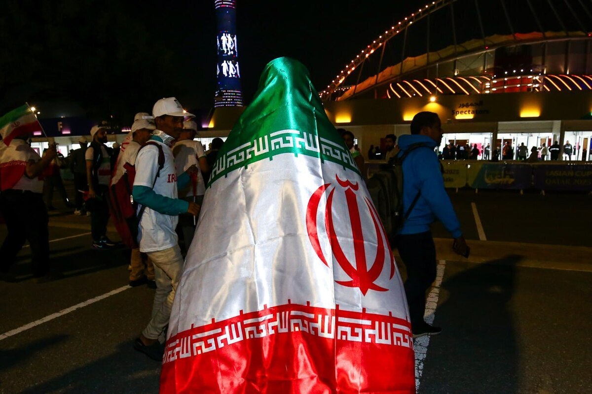 هنوز ساعتی مانده به دیدار ایران و هنگ‌کنگ، تصاویر حضور هم‌وطنان در خارج از محل برگزاری مسابقه تماشایی است.