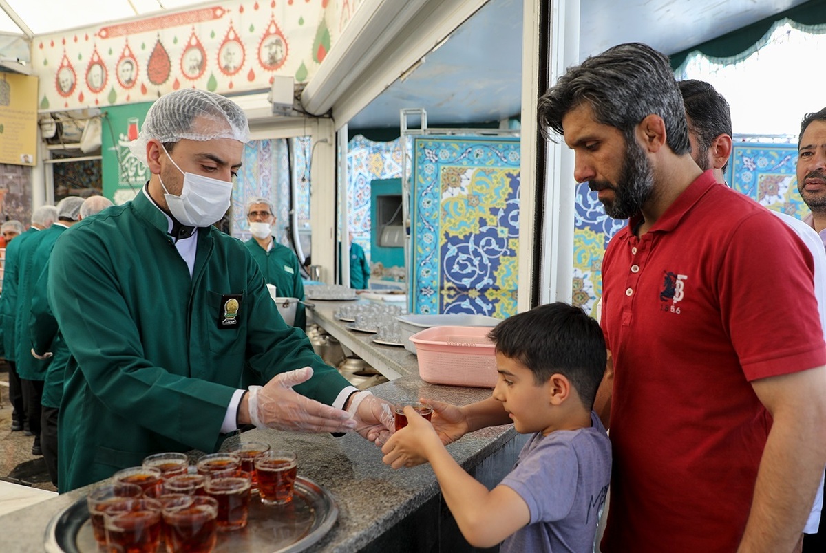 مشاور معاون خدمات زائران حرم مطهر رضوی از توزیع روزانه ۱۳۰ هزار استکان چای در چای‌خانه‌های حرم مطهر رضوی خبر داد.