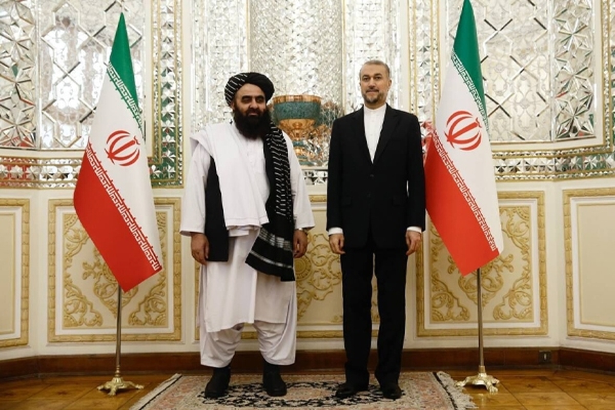 وزیر امور خارجه جمهوری اسلامی ایران در دیدار سرپرست وزارت امور افغانستان بر ضرورت حل مسائل موجود بین دو کشور از جمله مرز، آب و سایر موارد تاکید و ابراز امیدواری کرد مسوولان هیات حاکمه افغانستان به صورت عملی نسبت به رفع مشکلات موجود در این زمینه همکاری لازم را انجام دهند.