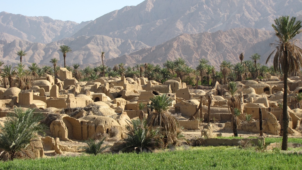ویدئویی از روستای اصفهک طبس، روستایی که با قدمت ۴۰۰ سال در دل کویر قرار دارد را مشاهده می‌کنید.