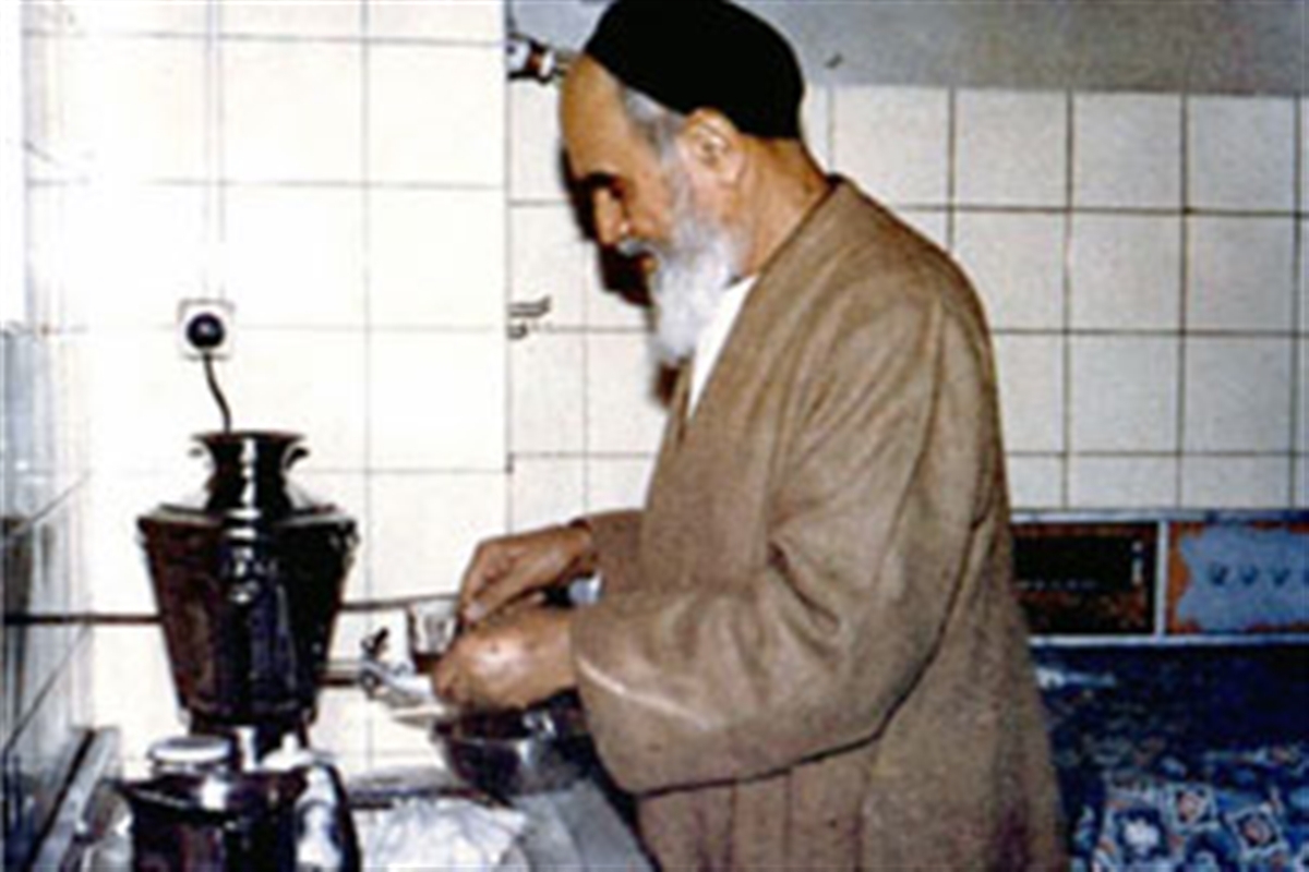 اسوه تقوا و زندگی؛ پیامبر اکرم (ص) به نقل از منابع روایی در خصوص لزوم تکریم همسر در منزل می‌فرماید: «بهترینِ شما آن کسی است که برای خانواده‌اش بهتر باشد، و من، بهترین شما برای خانواده‌ام هستم.»