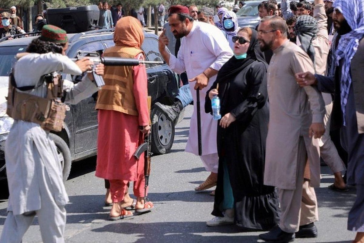 یک سال و یک روز از ممنوعیت کار زنان افغانستان توسط طالبان در سازمان‌های غیردولتی داخلی و بین‌المللی در افغانستان می‌گذرد؛ ممنوعیتی که هزاران زن را بیکار و فقر را در جامعه افغانستان گسترش داد.