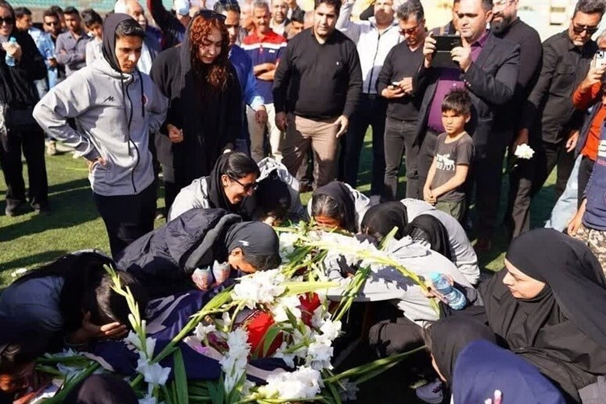 آیین بدرقه پیکر «ملیکا محمدی» ظهر امروز با حضور جمعی از مردم، مسئولان و اعضای کادر فنی و تیم فوتبال خاتون بم برگزار شد.